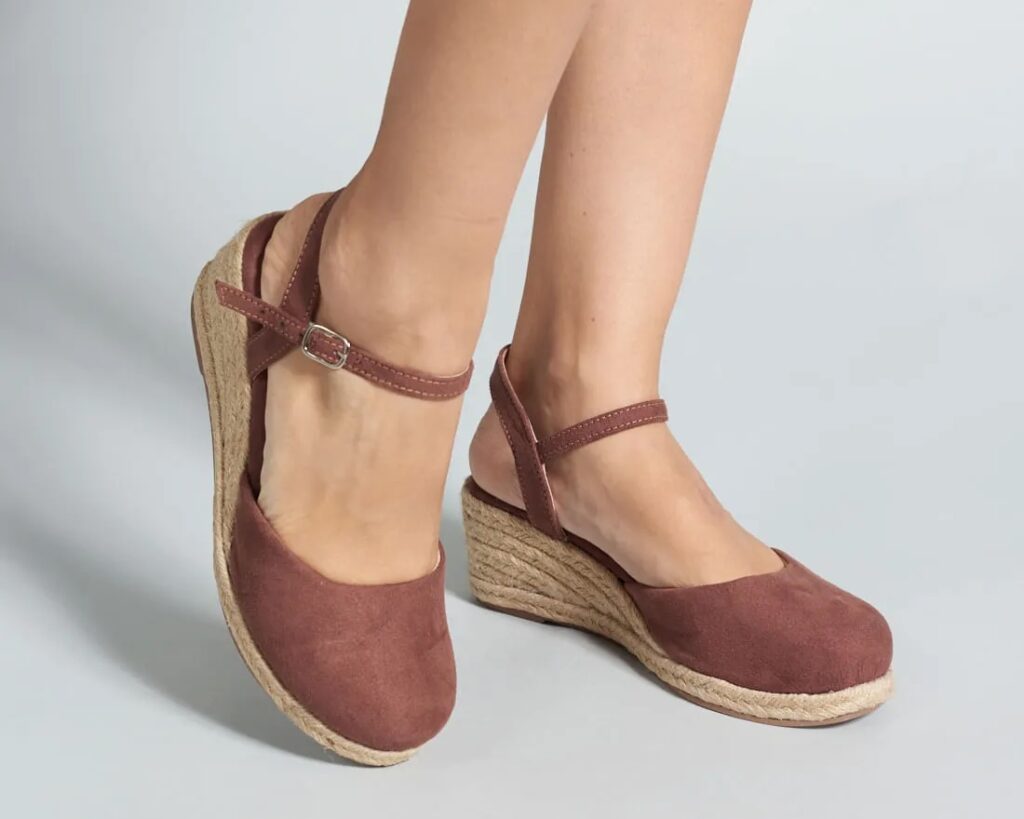 sapato de camurça com salto anabela da soulier