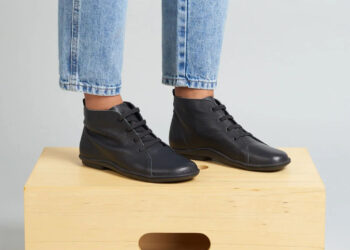 Bota cano curto feminina de couro