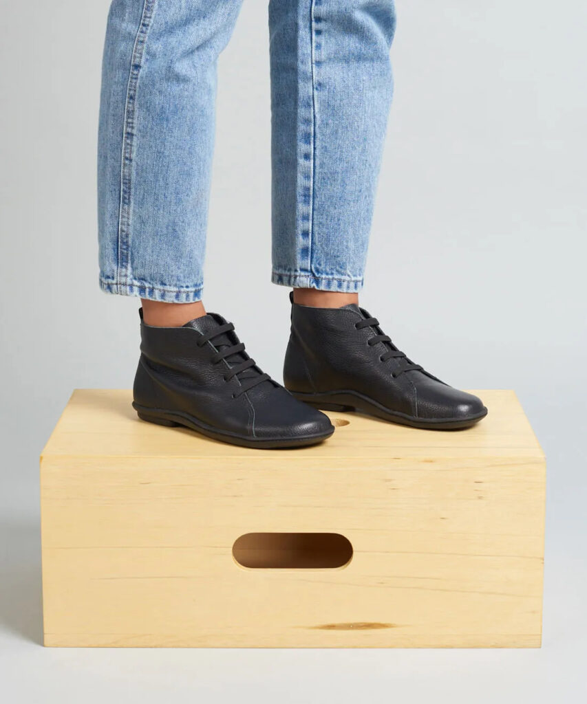 Bota cano curto feminina de couro