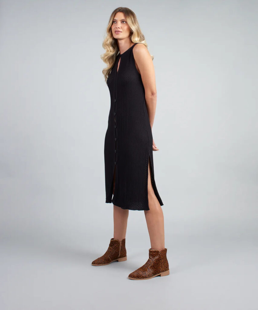 Mulher posa com bota cano curto feminina de couro pelo