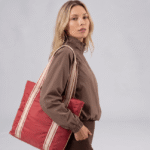 Como combinar a bolsa vermelha feminina sem exagerar no look