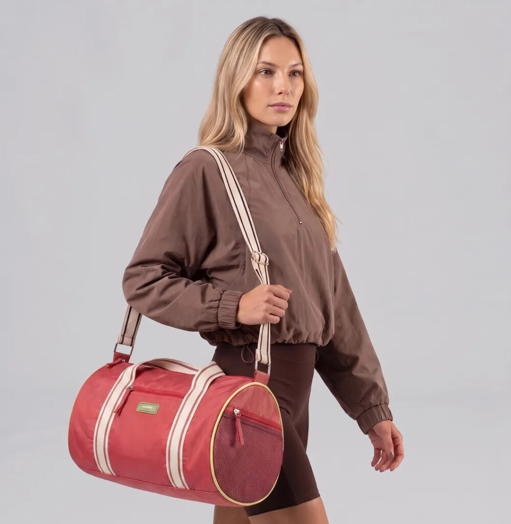 Mulher loira com bolsa vermelha no ombro