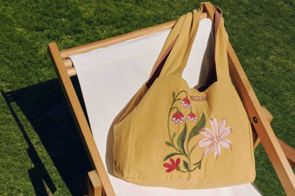 Bolsa marrom com detalhes de flores 