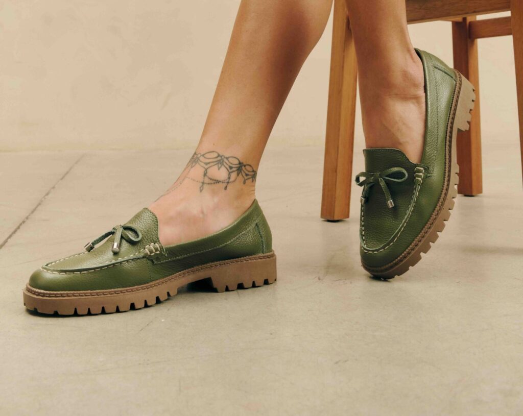 Sapatos verder de couro