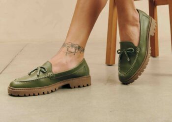 Sapatos verder de couro