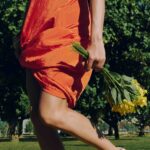 Qual cor de bolsa combina com vestido laranja? Veja como acertar no look